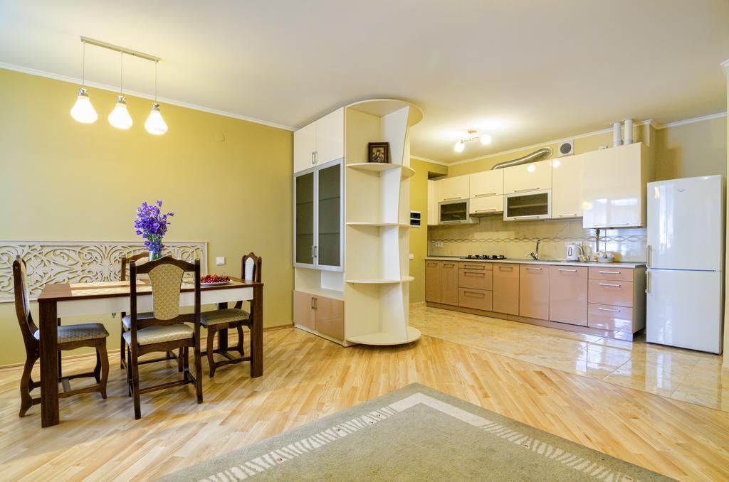 Apartment On Svobody Lviv Exteriör bild